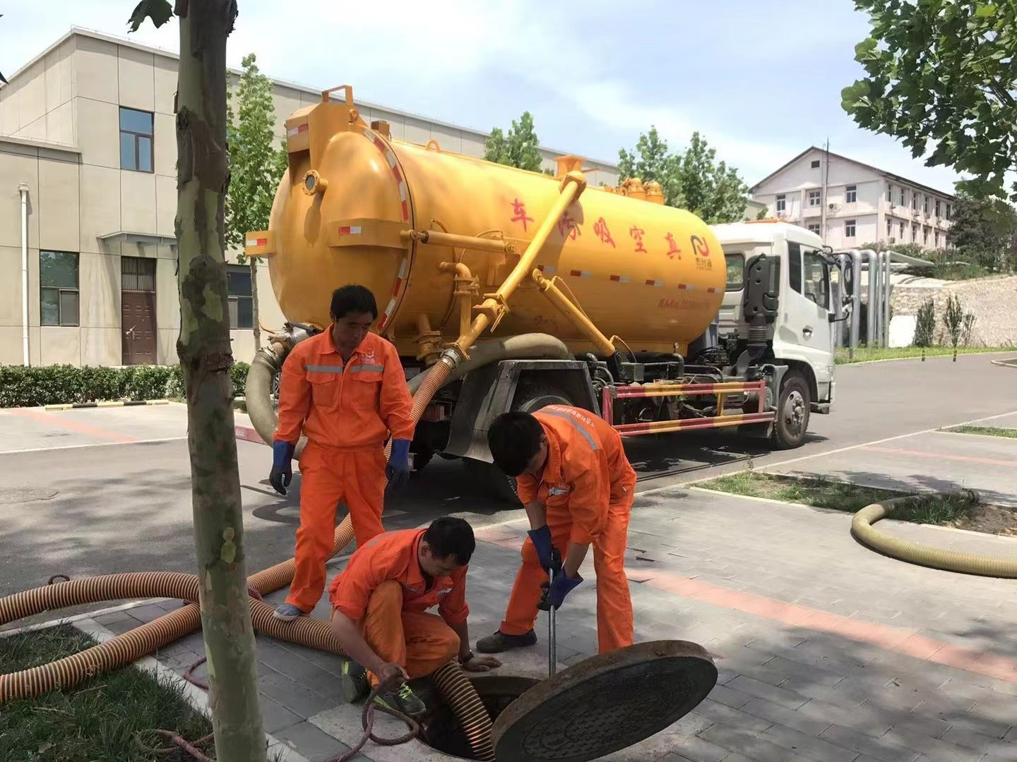 西峡管道疏通车停在窨井附近