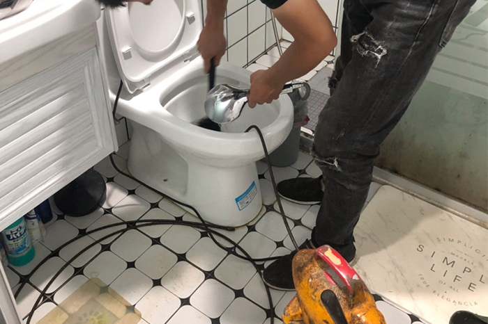 西峡马桶堵塞自己疏通还是找师傅?专业上门服务让你省时更省心